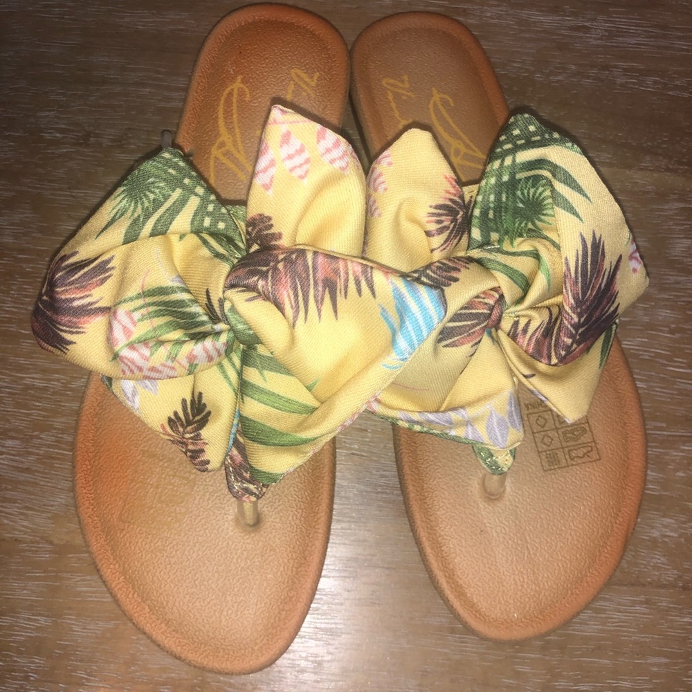 🌼Tropical Hawaiian sandals, brand new! 🌼